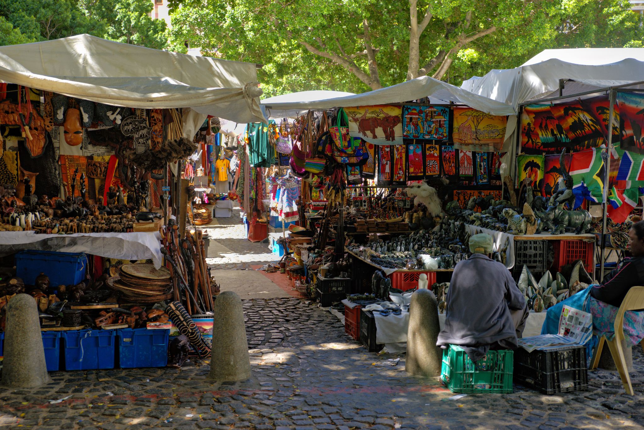 Green Market Square in Kapstadt ist einer der ältesten Plätze Südafrikas, einst Schauplatz von Sklavenhandel und später politischer Proteste, einschließlich Anti-Apartheid-Proteste. Umgeben von kolonialen Gebäuden erinnert sein Name an frühe Gemüseverkäufe.